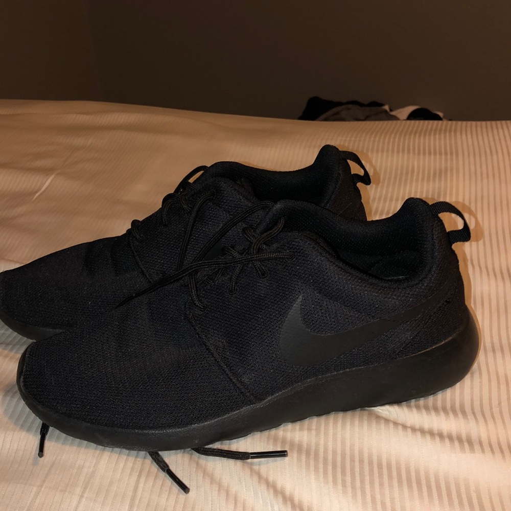 Women’s all black Nike roshes (size 8)